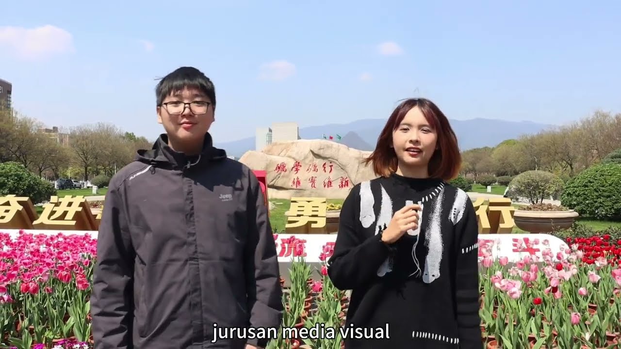 Taking a walk on campus with ZJNUers JOYI and YENHUNG!