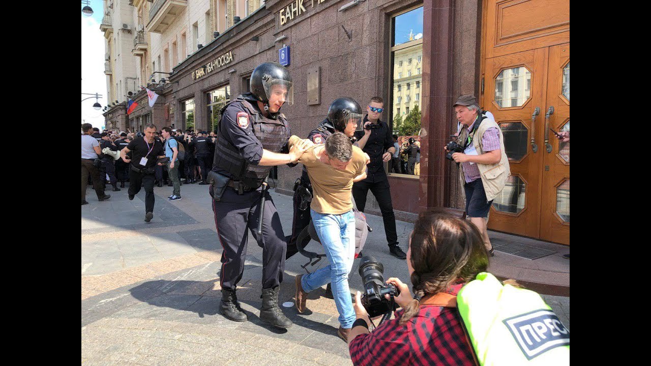 Жесткие задержания у мэрии в эфире Дождя. Видео