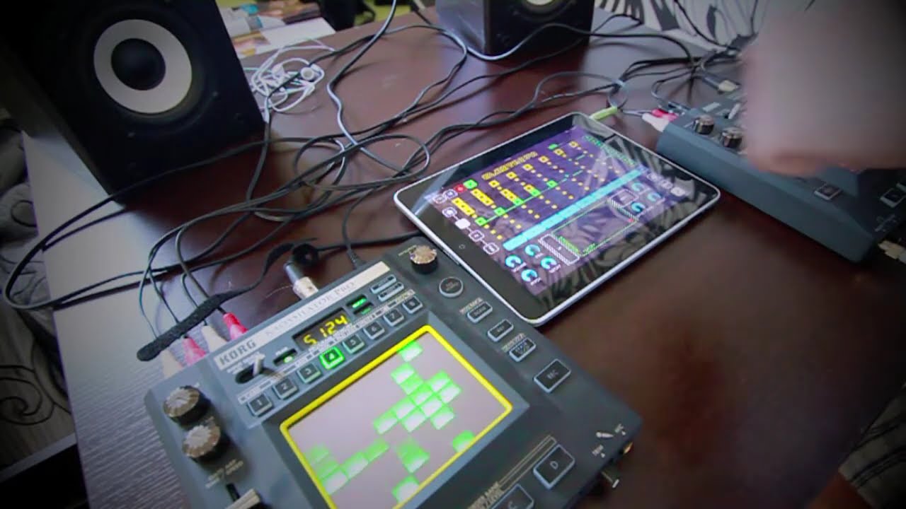 AED BOY - ELECTRiKAOSS (2010 live) = iPad, Kaossilator PRO, Kaoss Pad 3, electrify app