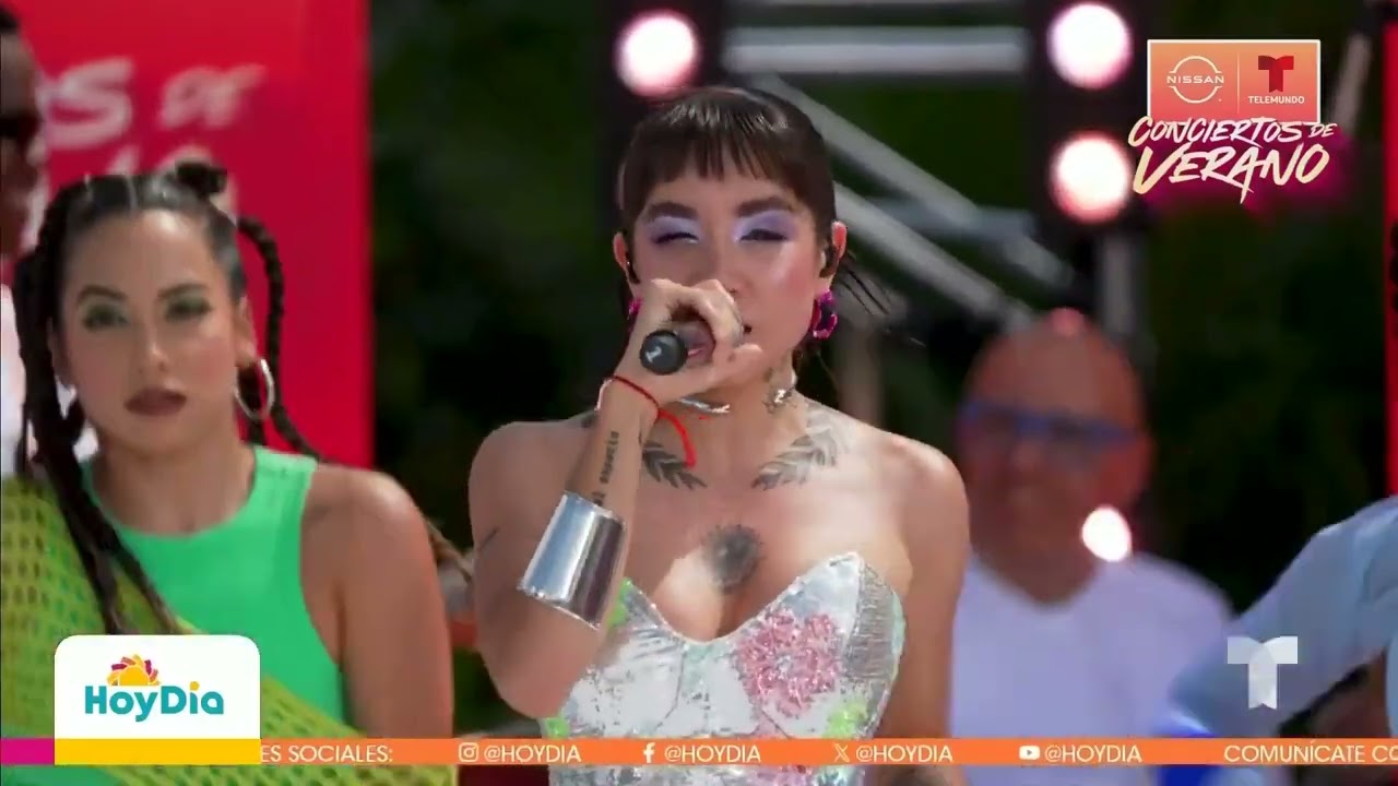 Maria Becerra cantando 