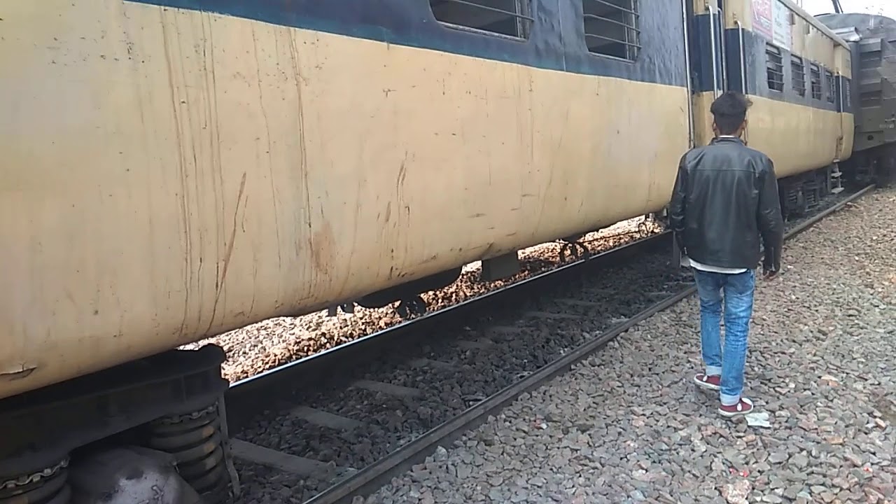 Aligarh Emu train hadsa. Patri se utri train