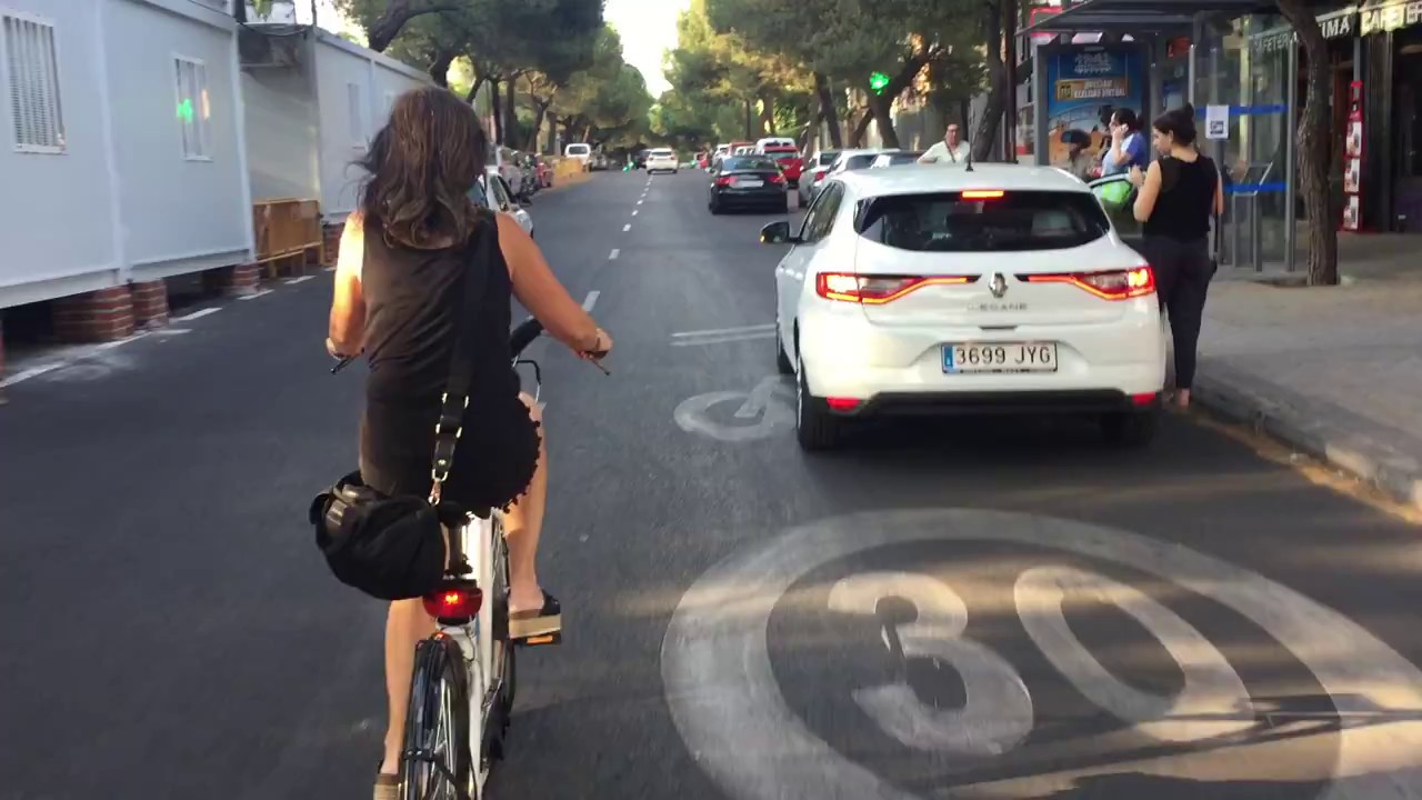 COCHES APARCADOS EN DOBLE FILA INTERRUMPEN CICLOCARRIL