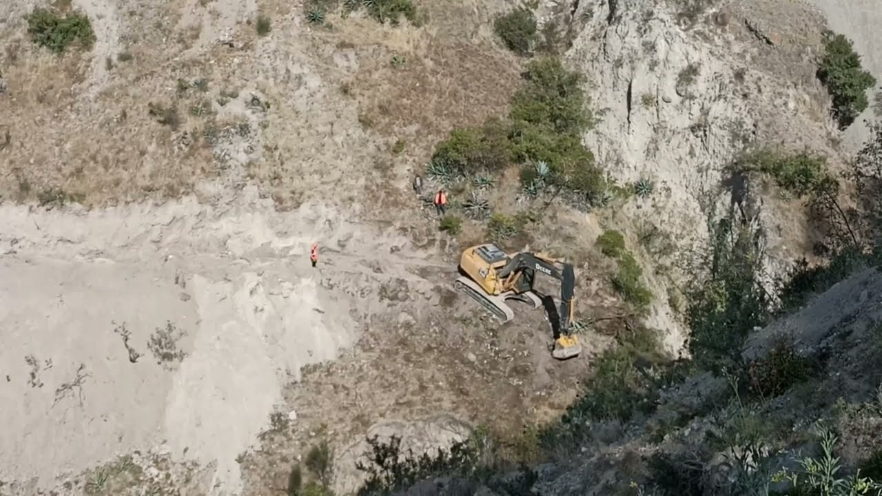 Realizando trabajo de carretera con excavadora sobre oruga