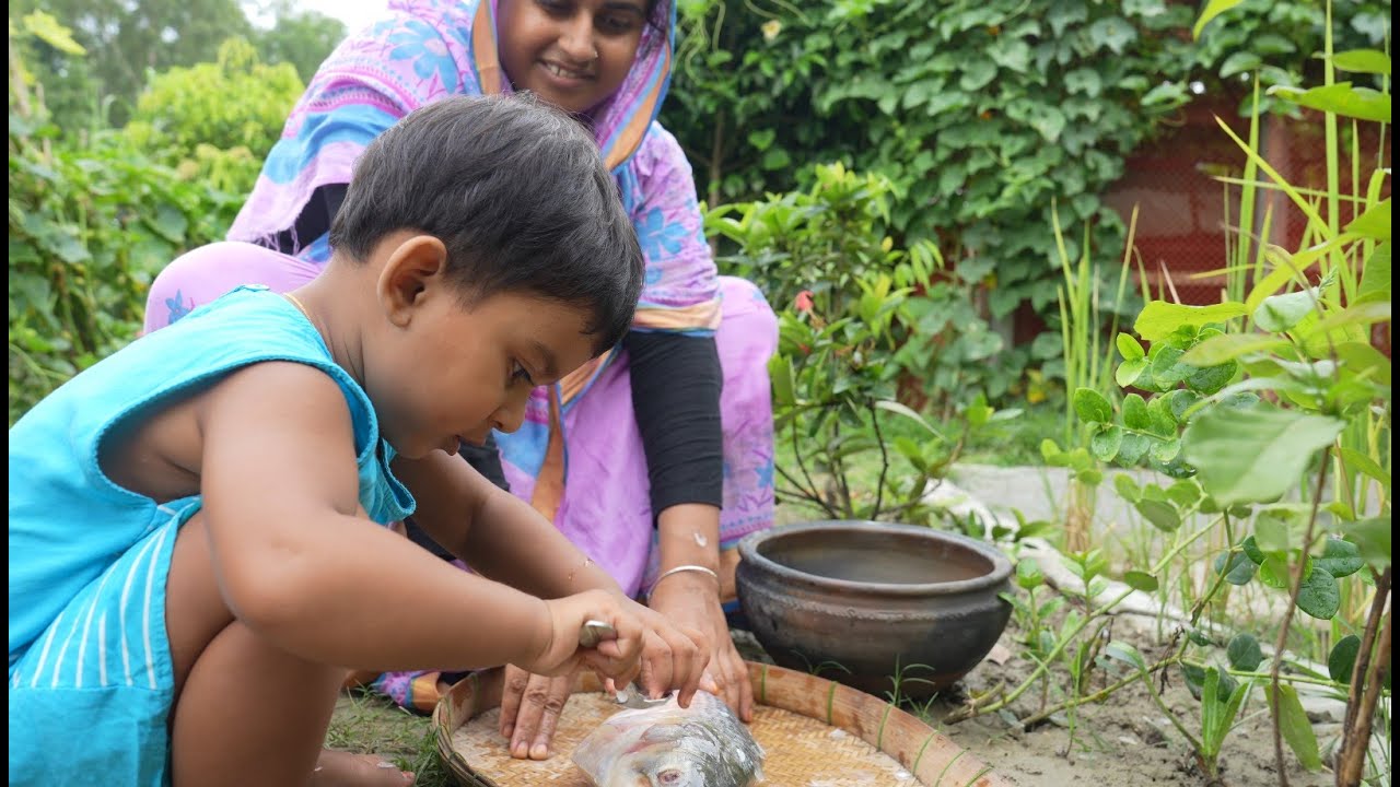 বৃষ্টির দিনে মা মেয়ের ইলিশ কচু রান্না | Village life with Shampa