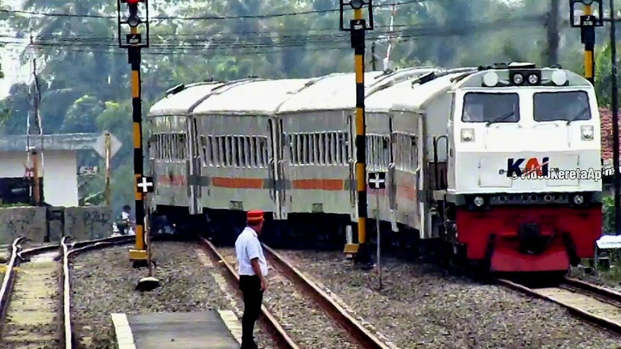 Melihat Kereta Serayu Disilang Kereta Argo Wilis Di Stasiun Manonjaya