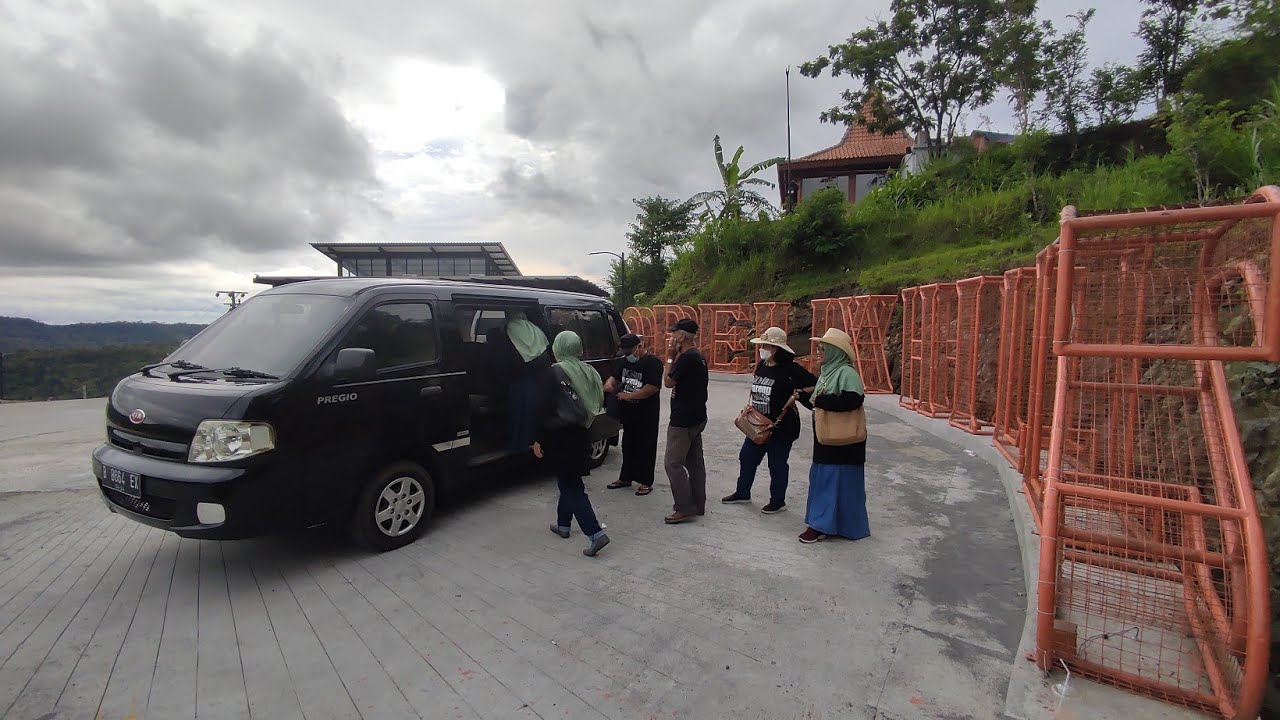 Pakai KIA PREGIO trip wisata obelix hils