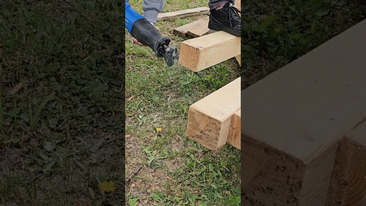 Pregătesc Grinzile pentru a Intari Structura Cabanutei din Lemn #carving #woodcarving #wood
