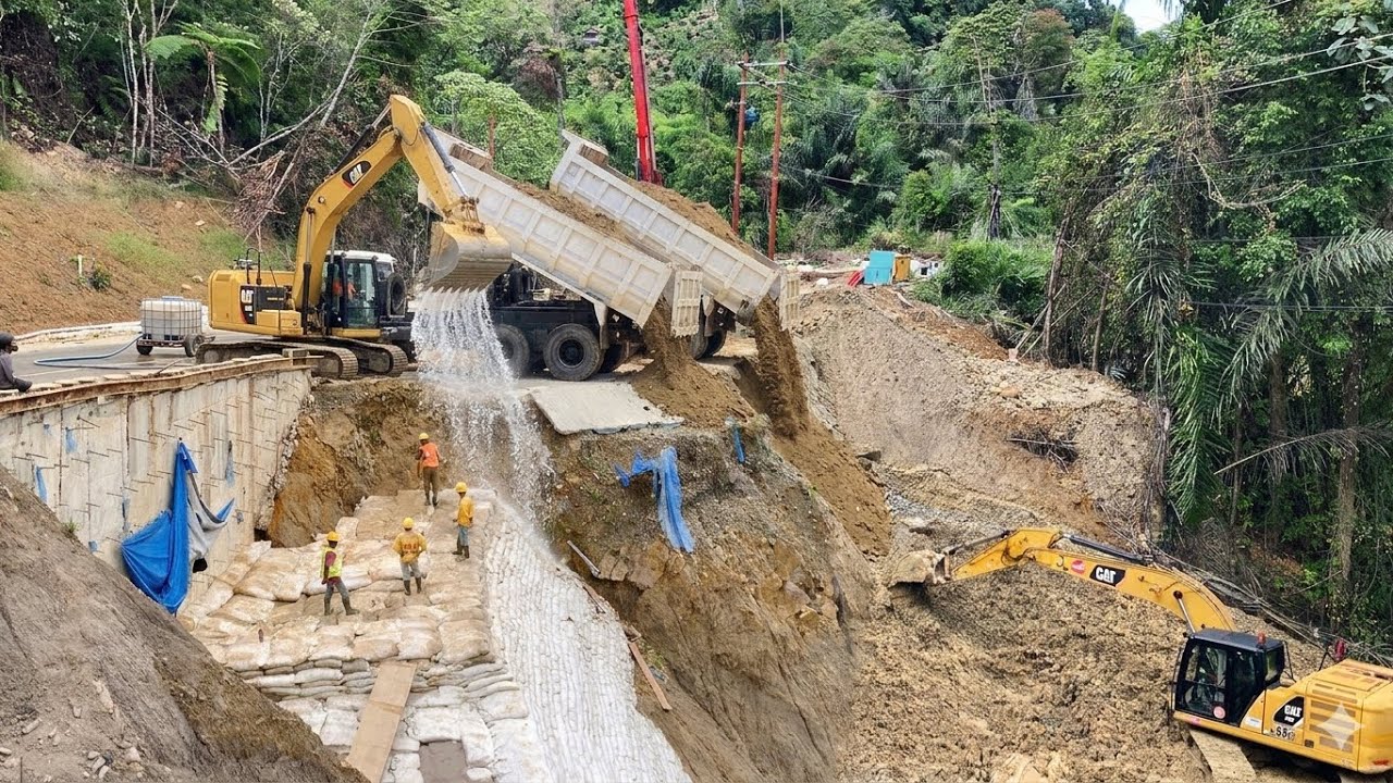 BUTUH WAKTU LAMA”PENIMBUNAN JURANG JALAN KAWASAN BATU JOMBA.