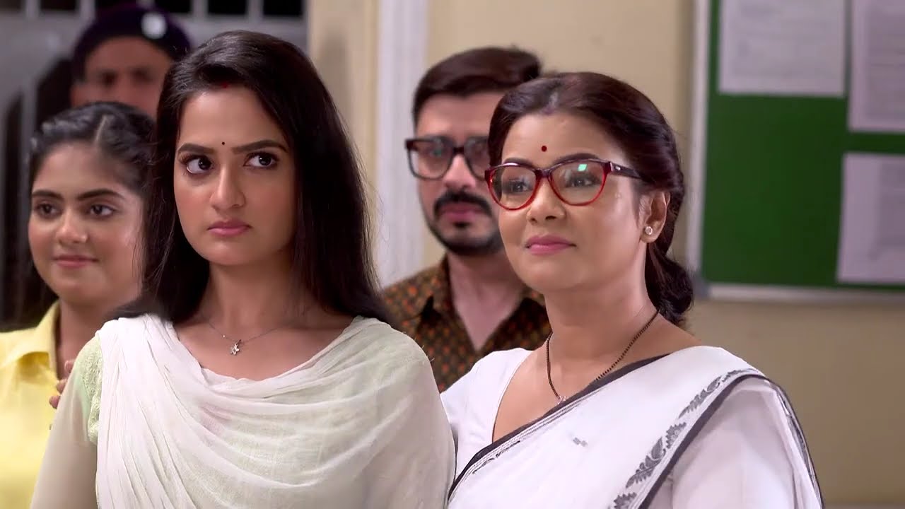 Mittir Bari - কেন সপরিবারে থানায় এল মিত্তির পরিবার ?