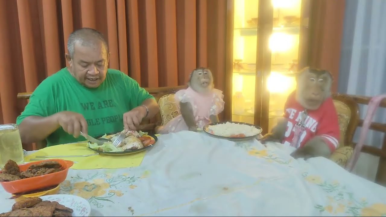 Saprate Shaki and Shakina while Eating