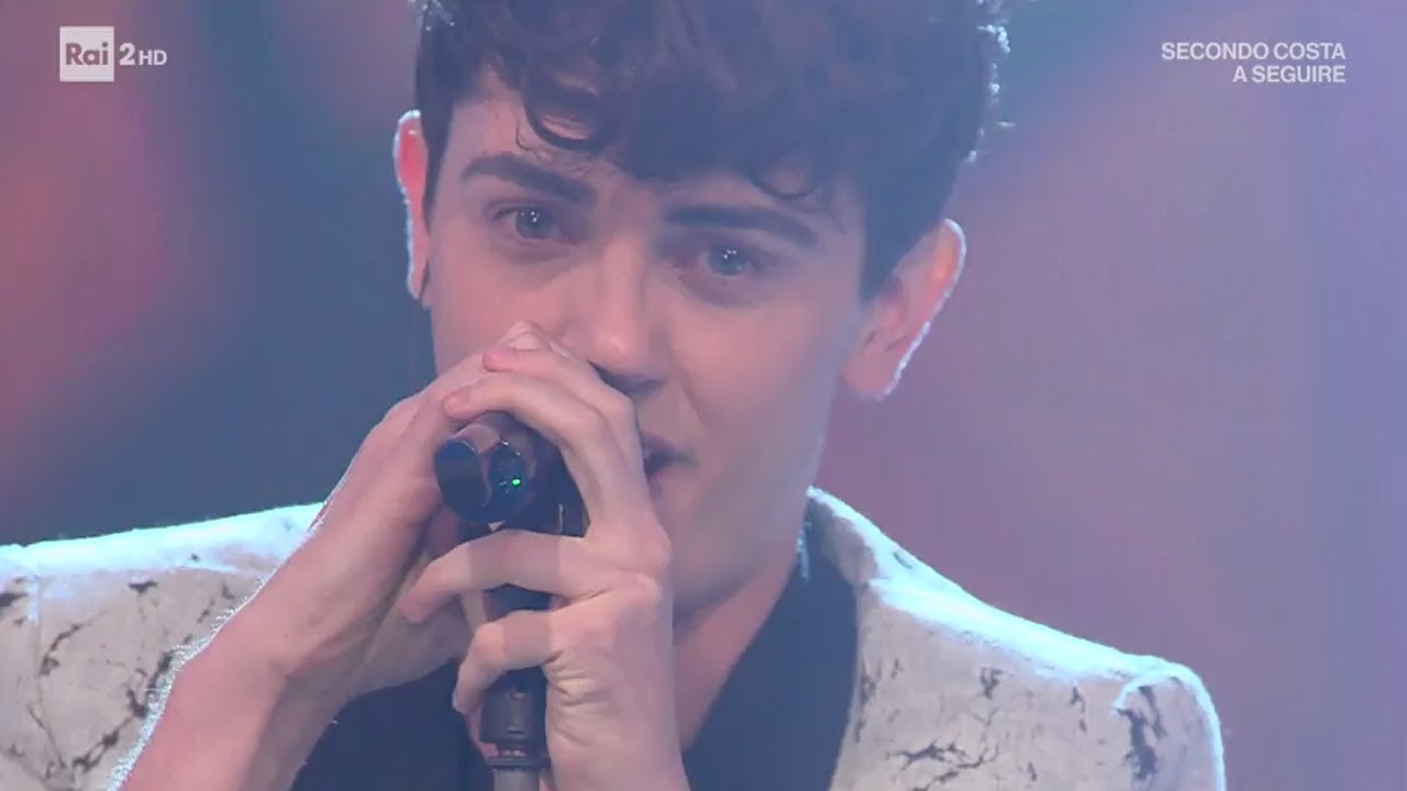 Michele Bravi canta 