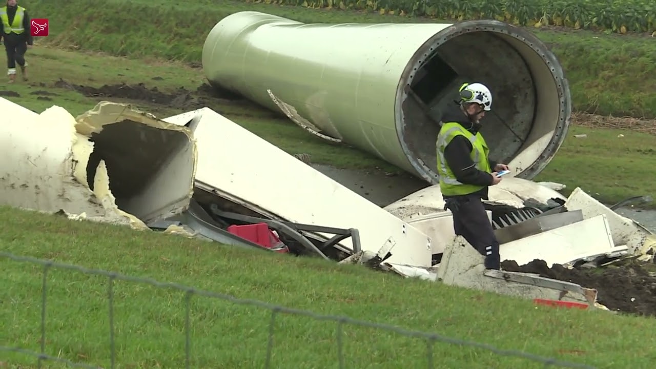 Deel windmolen afgebroken naast Eemmeerdijk in Zeewolde, windpark stilgezet