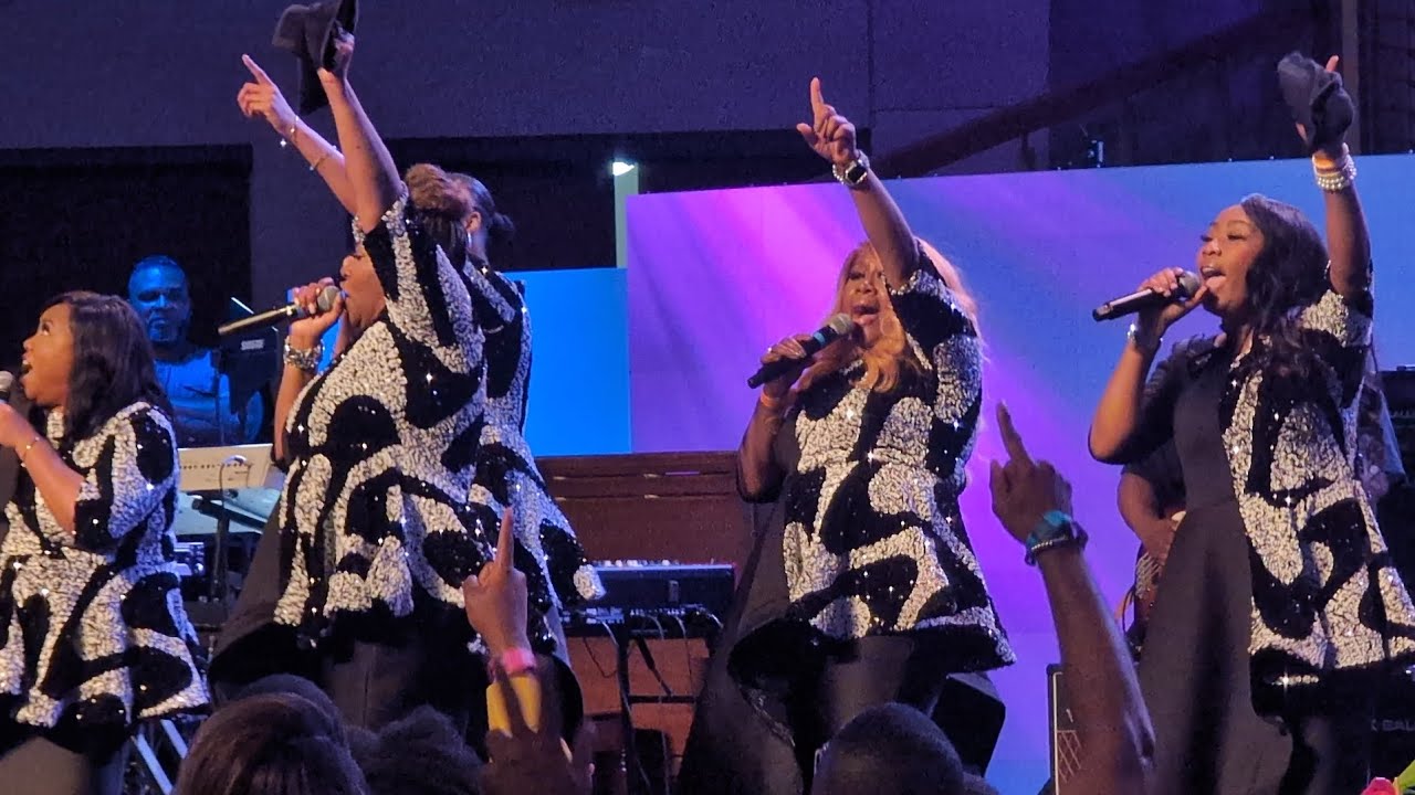 LISA KNOWLES-SMITH & THE BROWNS HAVING REALLY CHURCH DURING A CONCERT