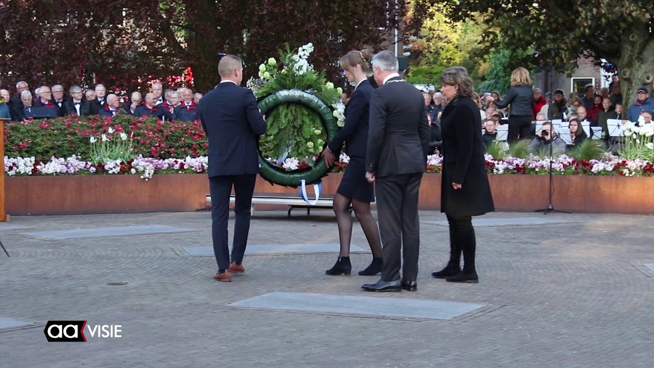 Dodenherdenking op het Van Dronkelaarplein in Almelo