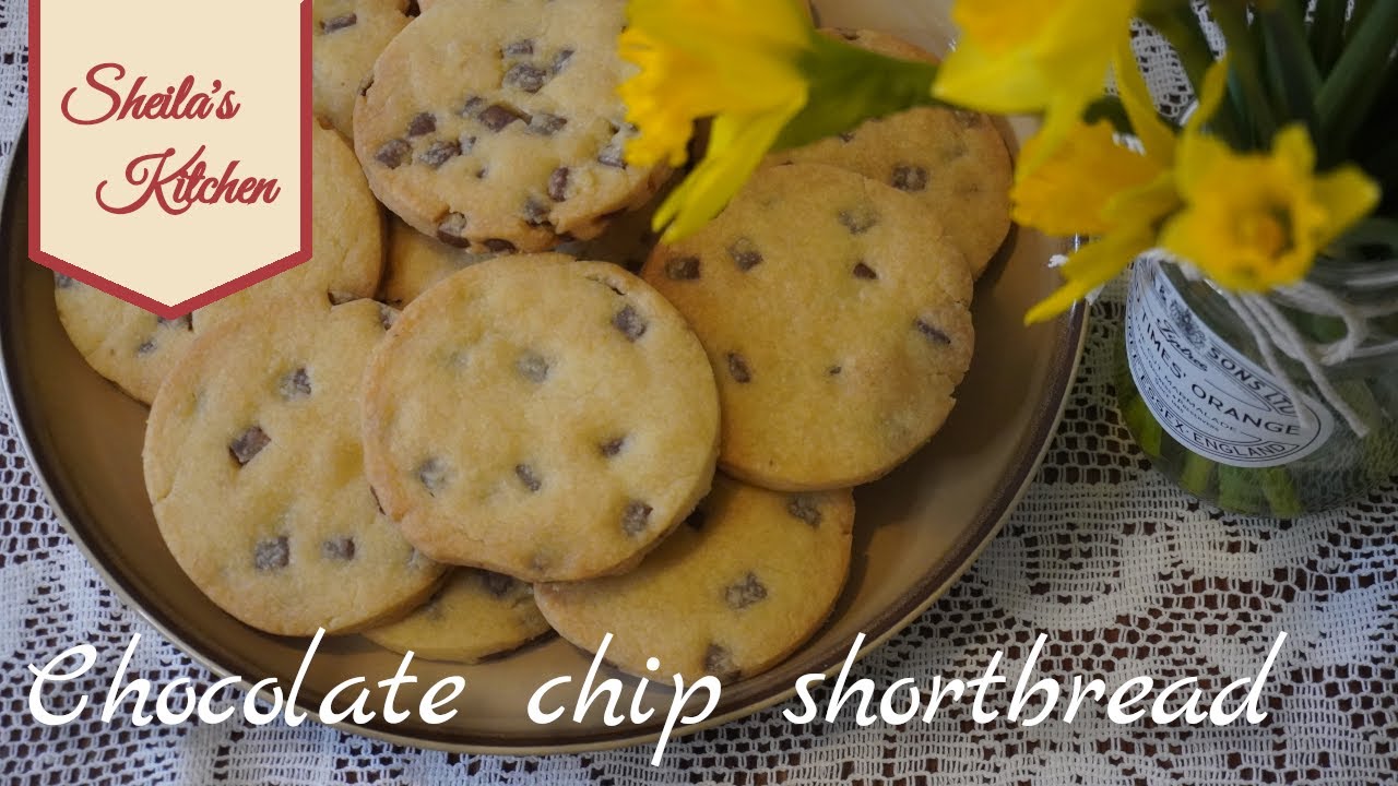 Chocolate chip shortbread biscuits (cookies)
