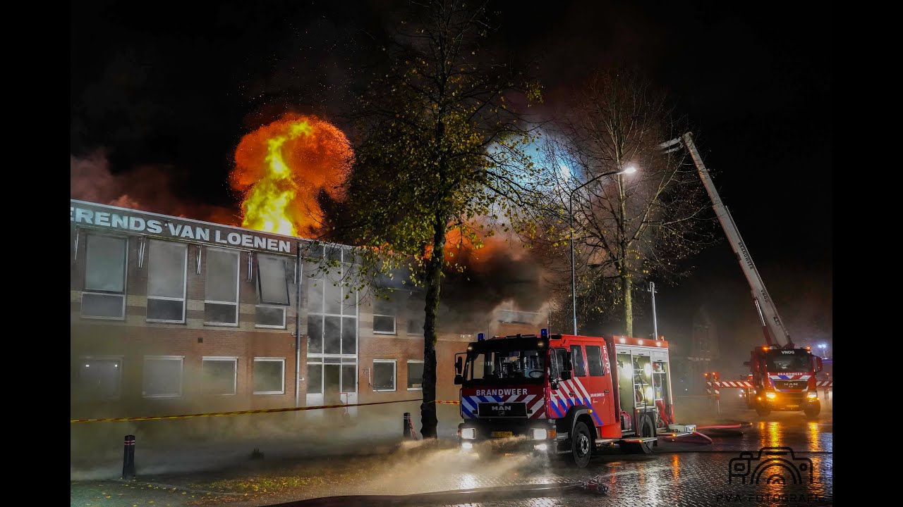Bedrijfspand verwoest na zeer grote brand GRIP 2 Apeldoorn.