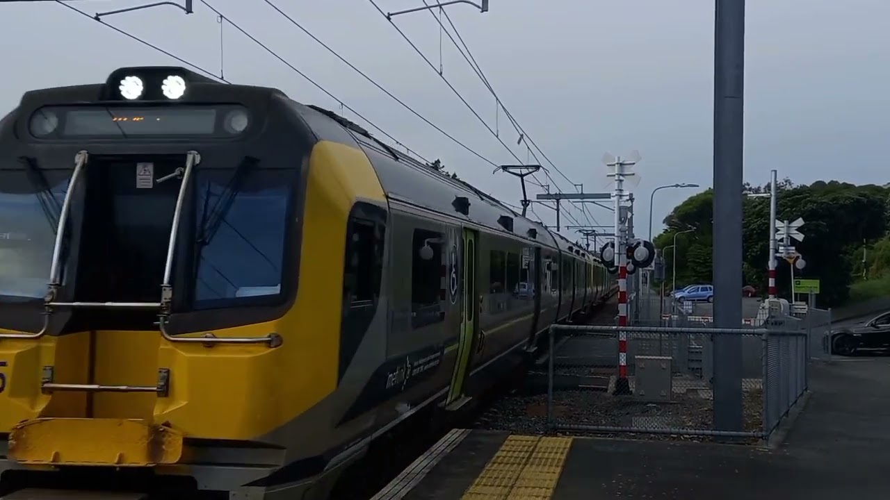 KiwiRail & Metlink Trains Through Redwood Station 25/10/2022 - 26/10/2022