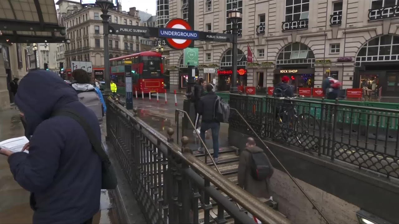 Dual British-Canadian citizens scrambling under new UK passport rule