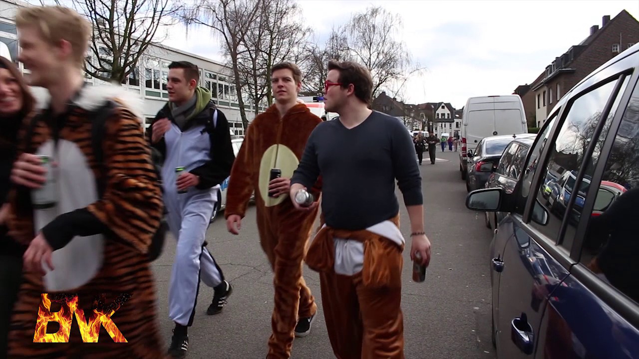 Zwischen feiernden  Narren und besoffenen Jugendlichen - Uerdinger Karnevalszug 2017