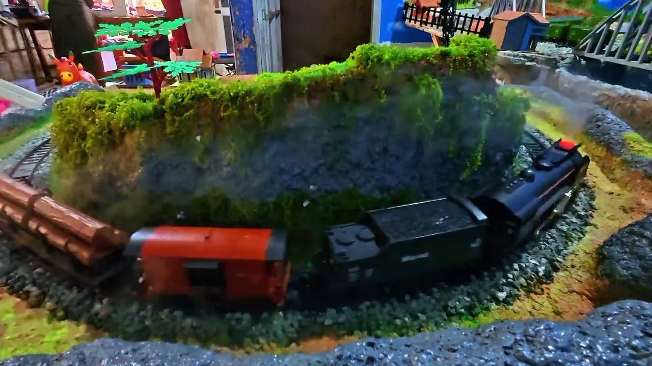 Kereta Uap Mini Retro Melintas Diorama