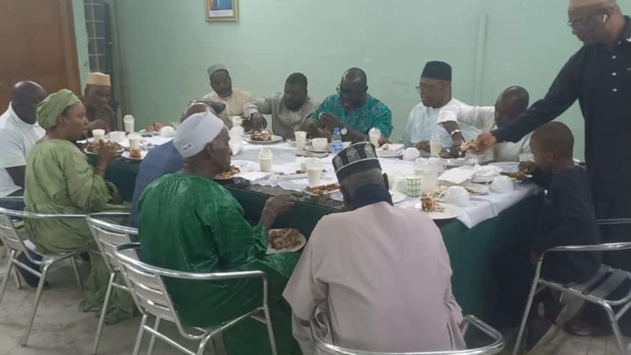 Rupture collective du jeûne, organisée par des Maliens au Sénégal à l'ambassade du Mali à Dakar.