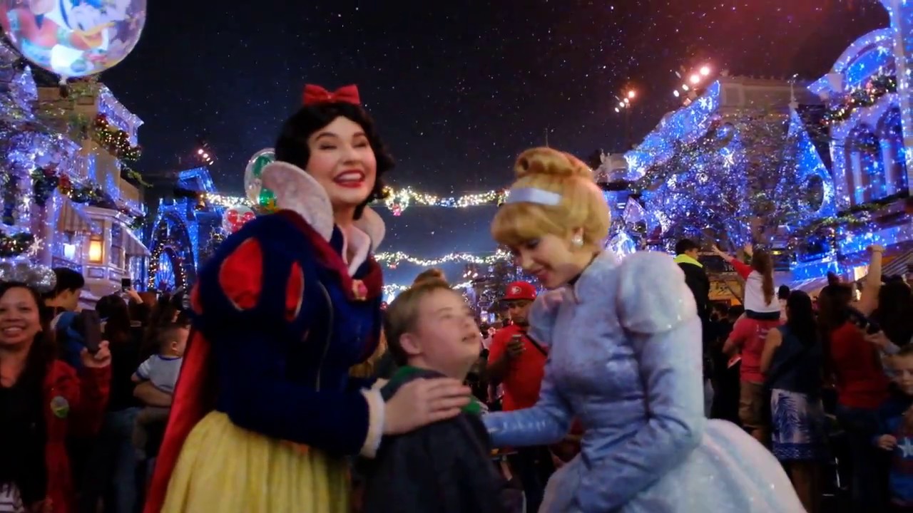 Snow White and Cinderella watch the Tree Lighting Ceremony // Disneyland