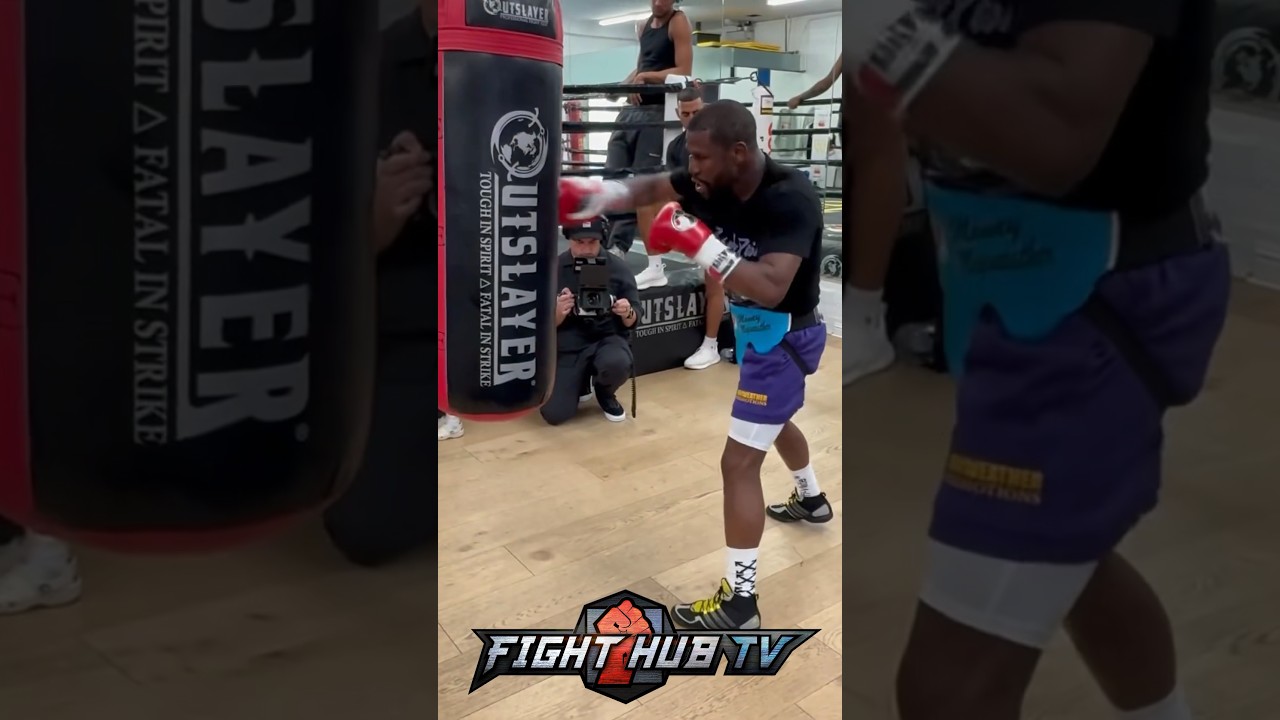 Floyd Mayweather UNLEASHES on Heavy Bag ; BACK IN THE GYM