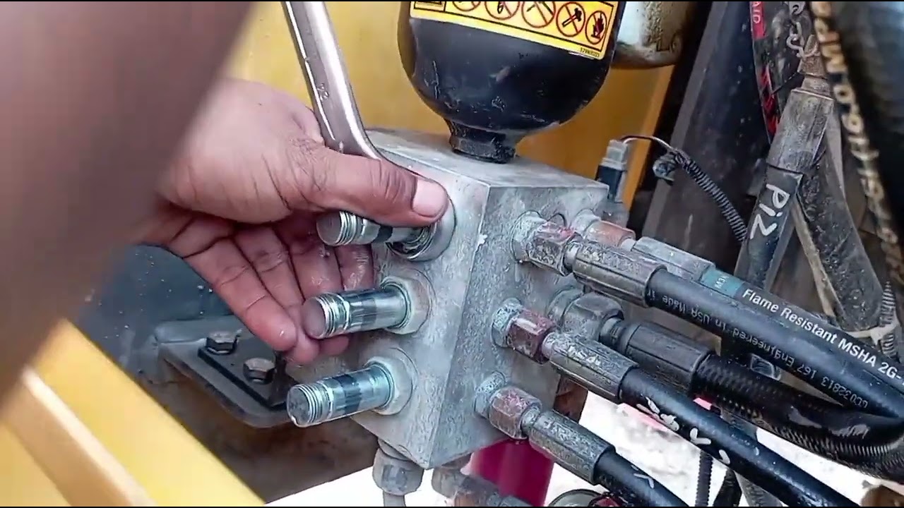 how to excavator all hydraulic system refers coming to some metal Arm jack cylinder piston daimej