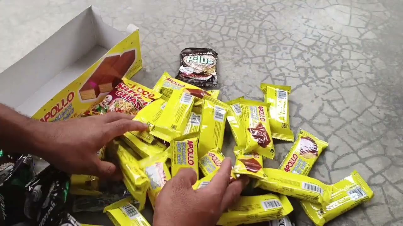 ASMR Relaxing sounds opening and eating crispy biscuits 