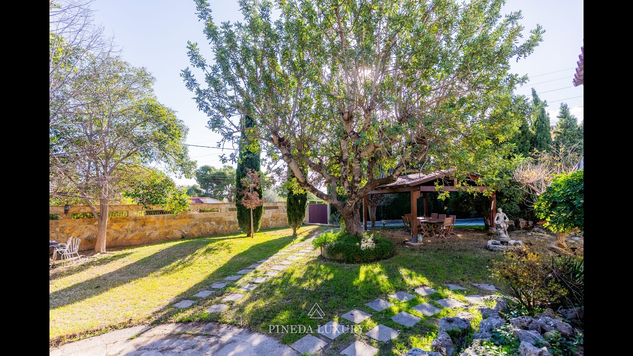 Pineda Luxury. Chalet independiente en parcela de 1.152 m2 en Entrepinos- La Eliana