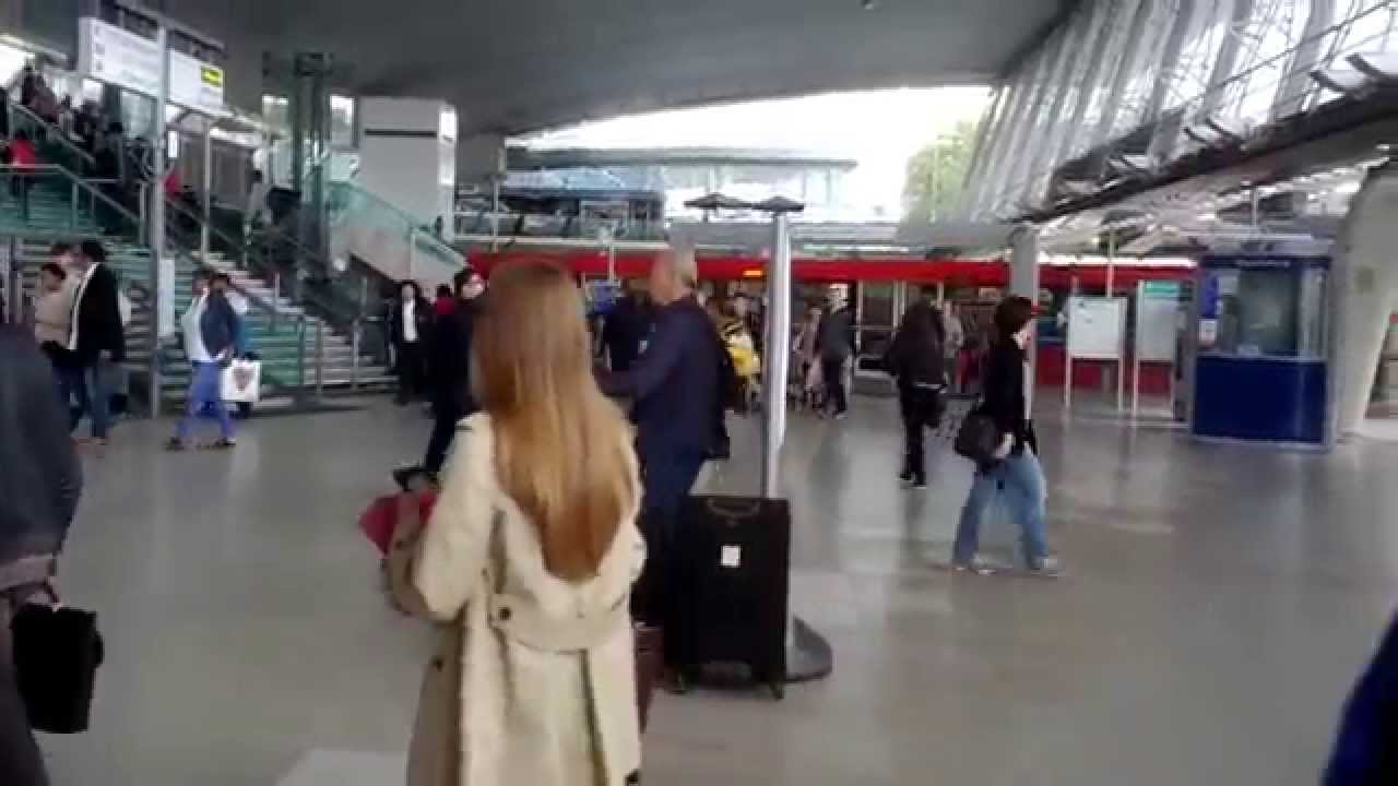 MUSIC - STRATFORD STATION, LONDON