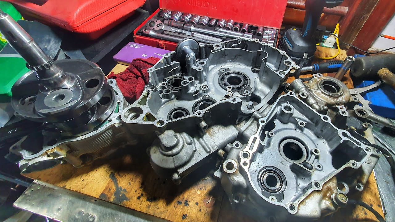 Yamaha WR450F Rebuild Project -  Disassemble engine