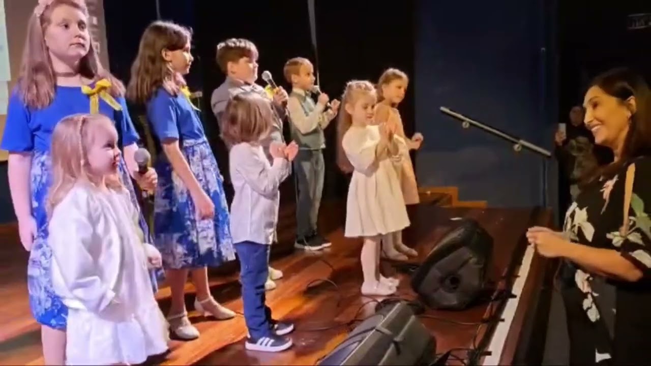 Двери настежь открывай, выходи Весну встречай !   Март, апрель и май!!