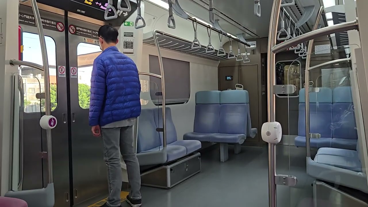 511次七堵發車經由海線開往新左營的E500型鳴日色金光牌E521單電力機車頭+八節新式自動門莒光號，和401次台東發車經由花東線開往樹林的TEMU2004+TEMU2003普悠瑪自強號