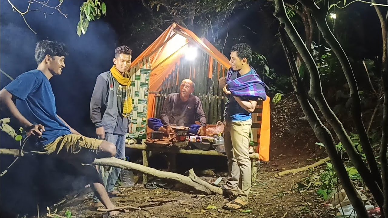 camping hujan deras tengah malam di pinggir sungai masak jamur kuping gajah di hutan