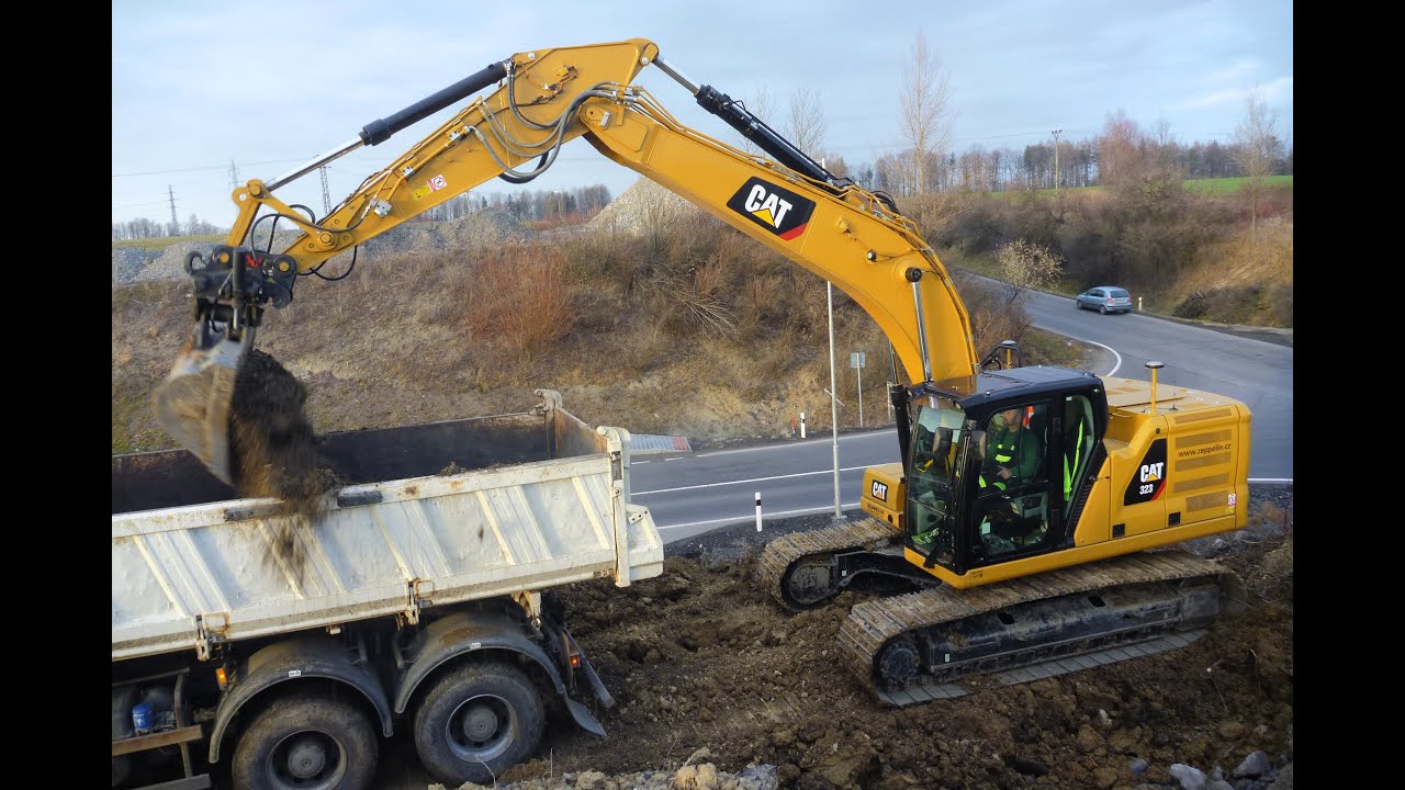 CAT 323 NEXT GEN loading MERCEDES Actros