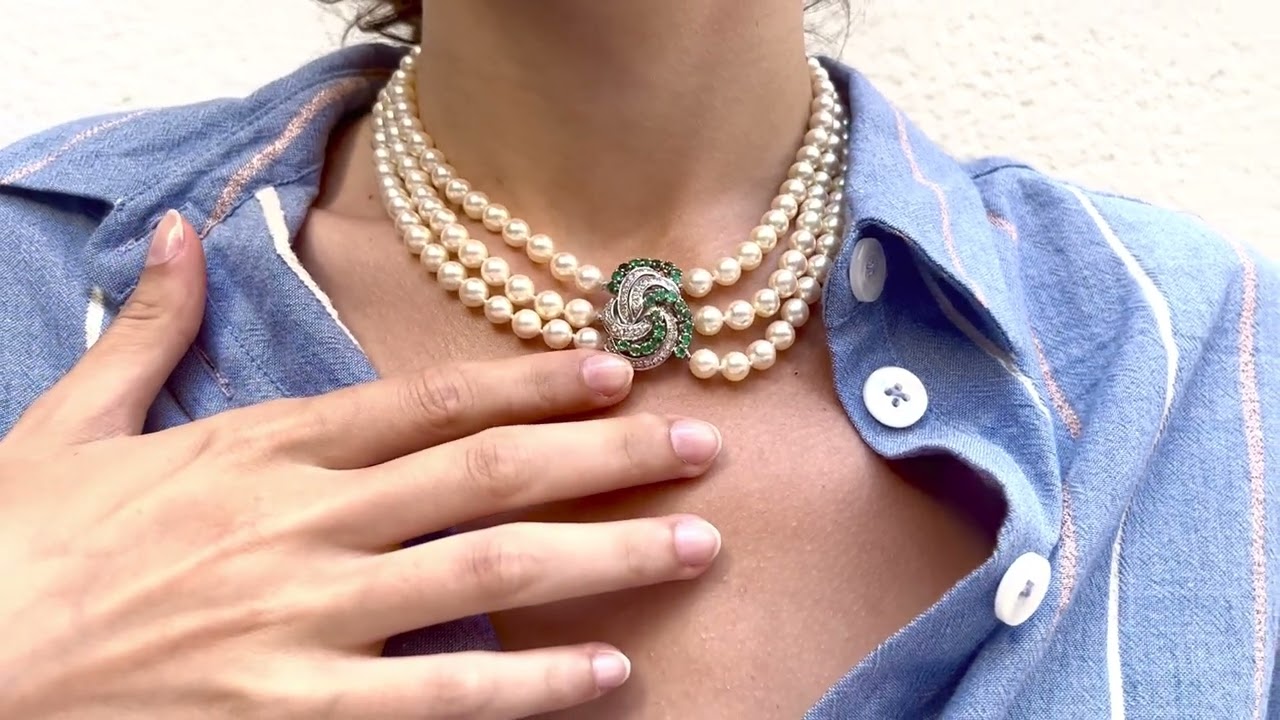 Collier de perles trois rangs avec fermoir en or gris avec &eacute;meraudes et diamants