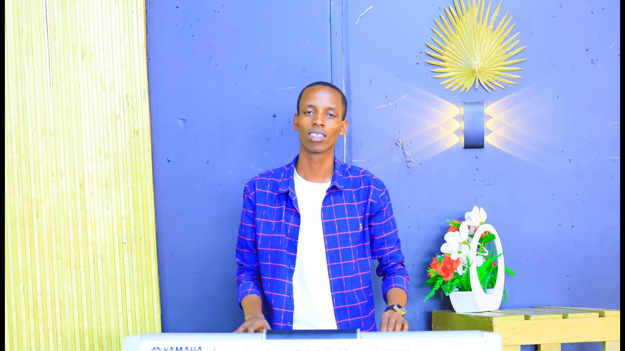 UYUMUSORE NTASAZWE MUGISIRIMBA PIANIST FAUSTIN  ADUCURANGIYE UMUKUNGA WAMAVUTA