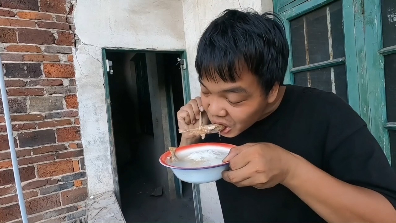 高温预警差点中暑！极限寻找带阳台的废弃楼避暑，吹着微风露营太救命了