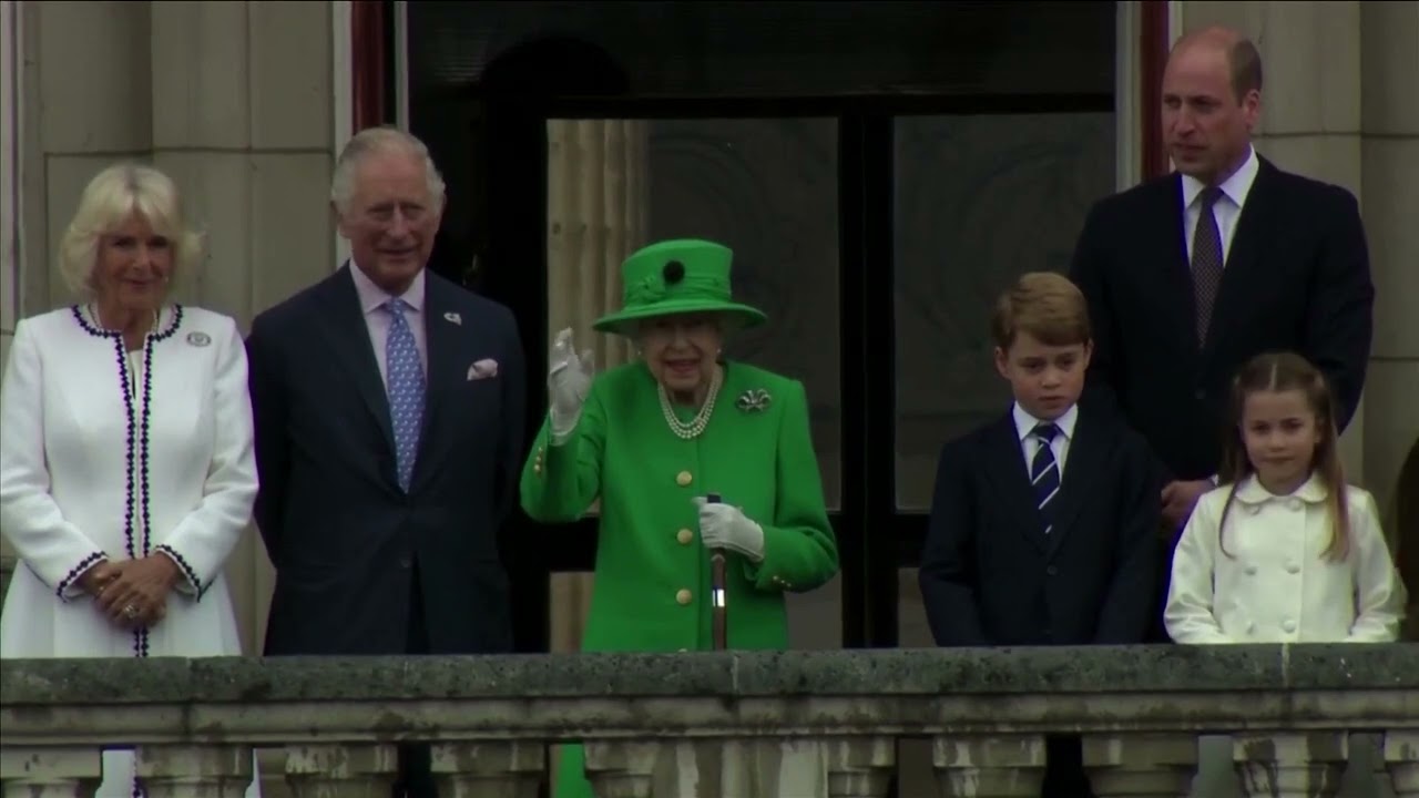 Queen Elizabeth greets crowds from Buckingham Palace balcony