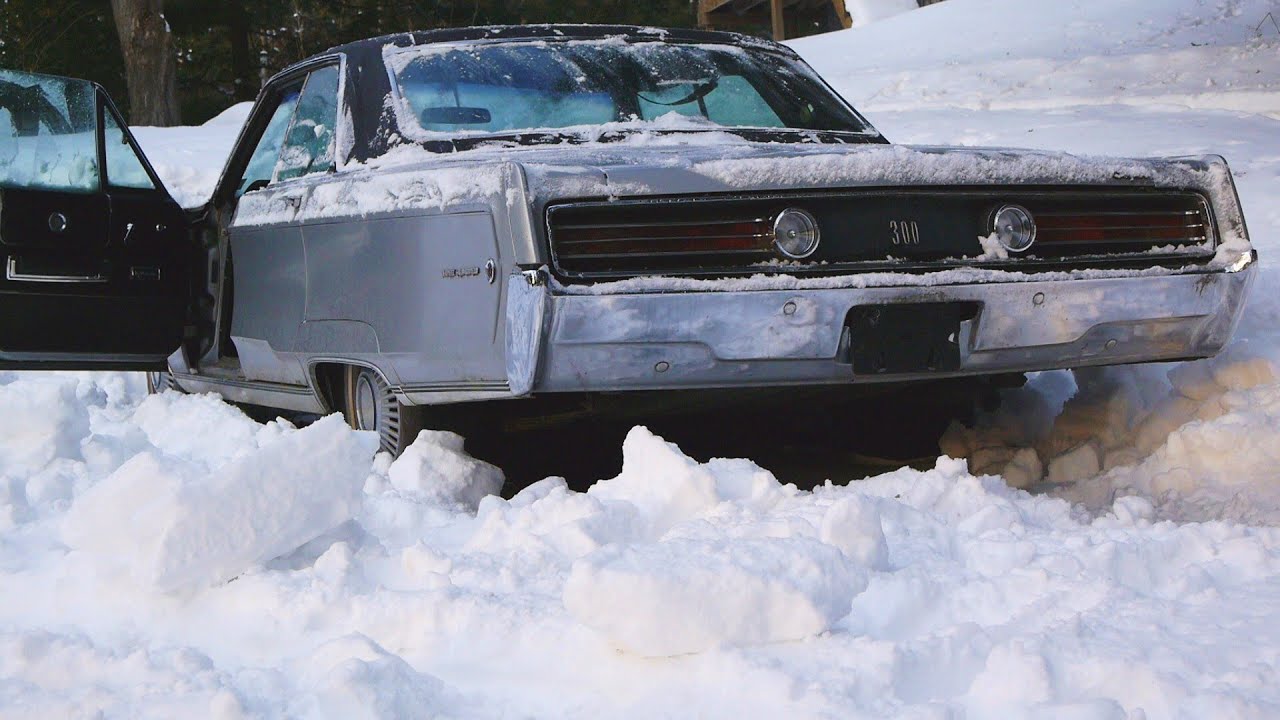 Starting 1968 Chrysler 300 in the Snow – 440 with Glasspack Muffler