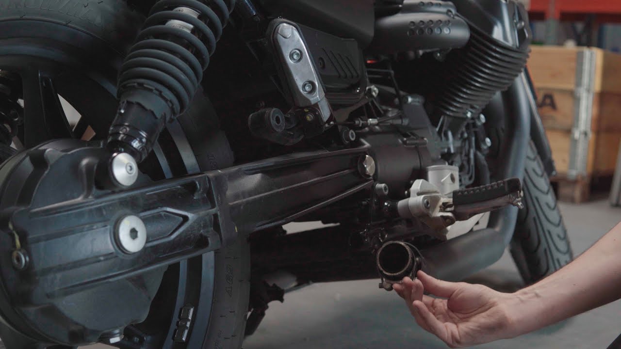 Moto Guzzi V7 850 - Mistral exhaust installation (short pipes)