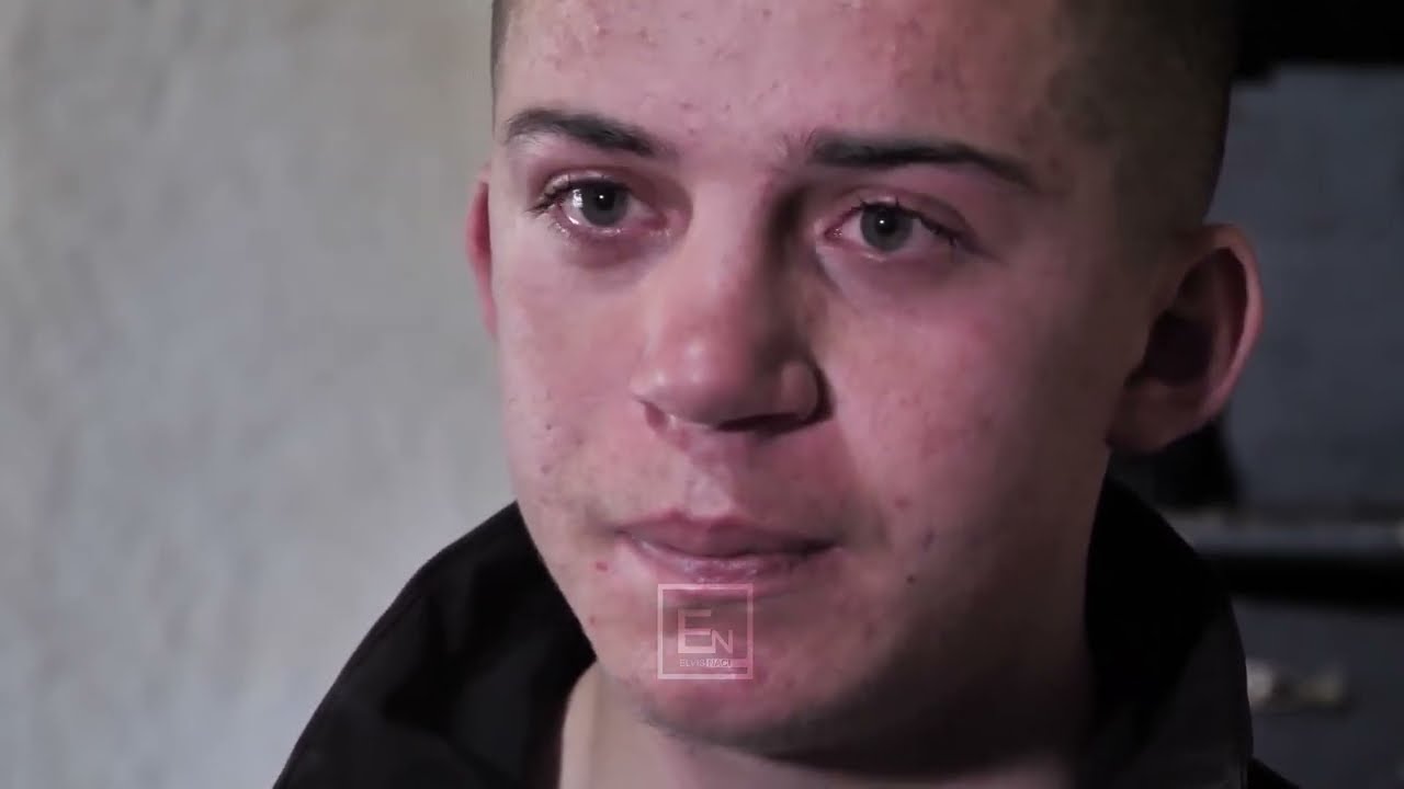 Elvisi niset drejt Prenjasit, i gjen jetimet ne nje gjendje te rende. I dergon ne banesen e re.