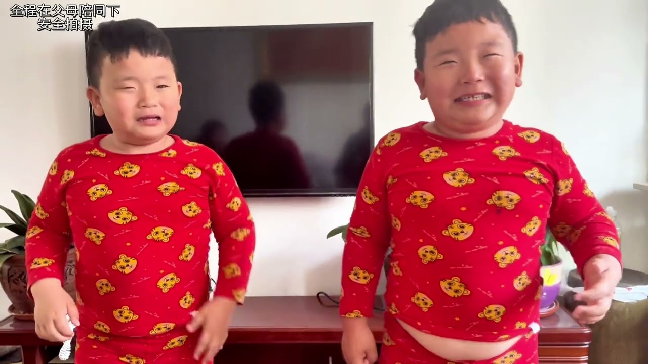 西西贝贝相声式吵架开始了，这一架是《因为摸牙引发的战争》（上）每天打十仗，仗仗不一样……哥俩一打架，妈妈就挨骂。法官妈妈又上线❤️