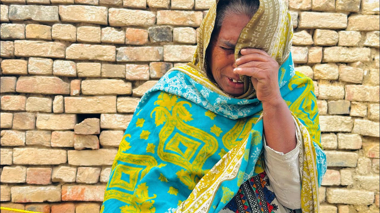 Poor pakistani widow mother is crying 😭 for food 🥘 handpump 🙏