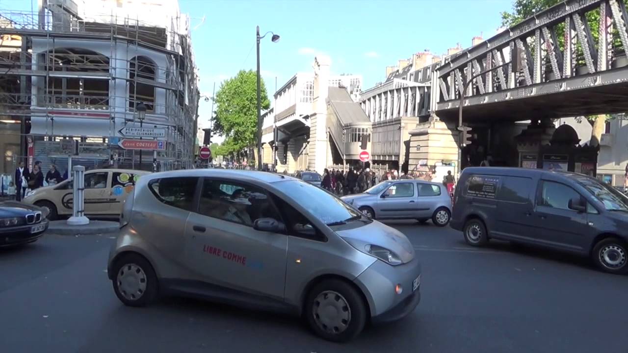 Métro trains and traffic mayhem at Barbès-Rochechouart