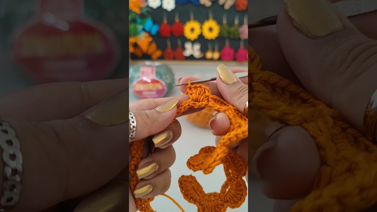 Vem comigo fazer um lindo chaveiro de rosa modelo Encanto. #artesanato #crochet #yarn