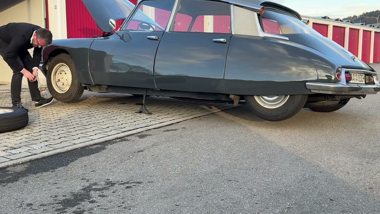 Citroen DS ID Reifenwechsel, platter Reifen beim ersten Start im Frühling