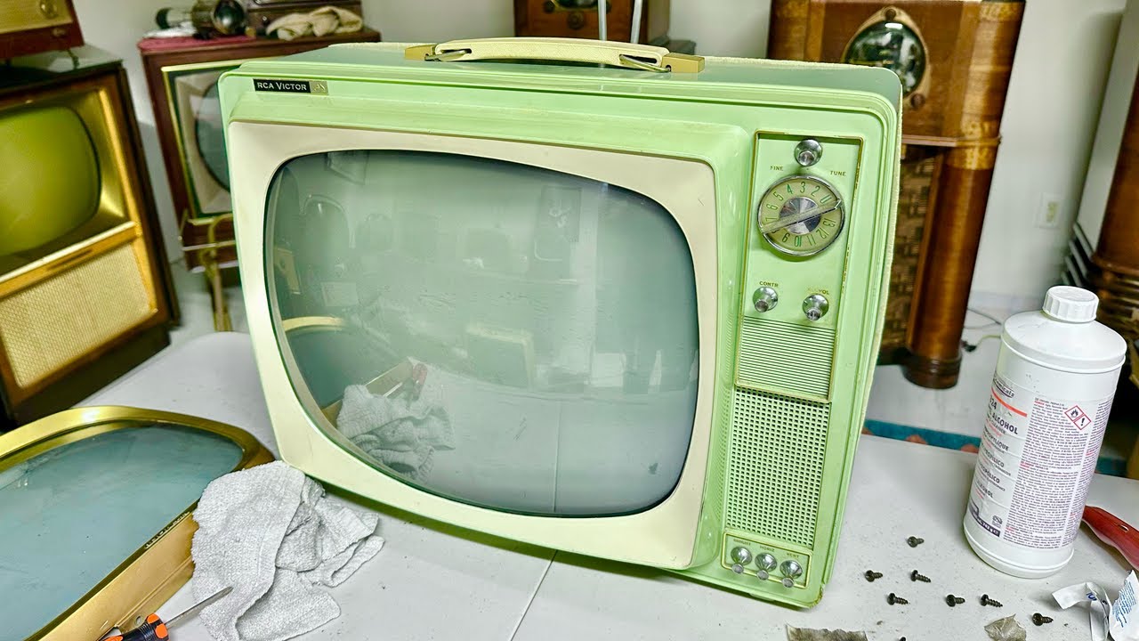 Зеленый ламповый телевизор RCA Victor 1961 года выпуска
