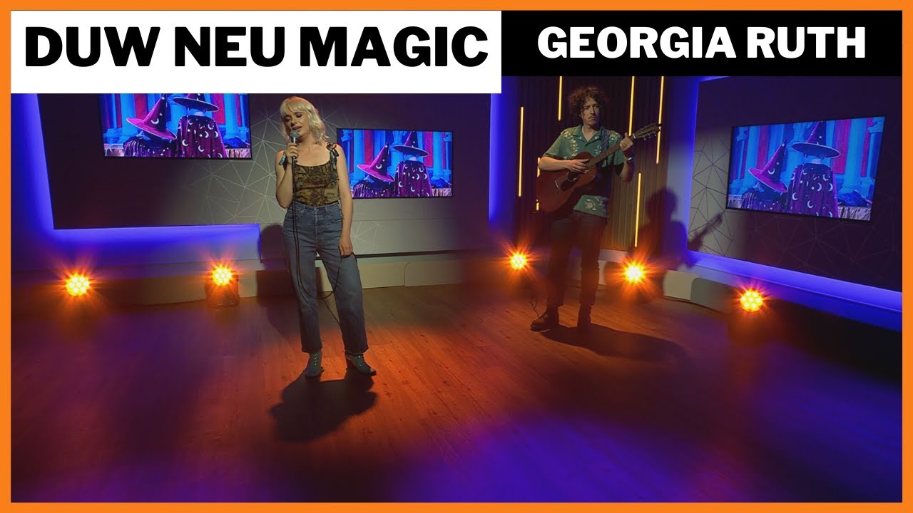 Georgia Ruth - Duw neu Magic